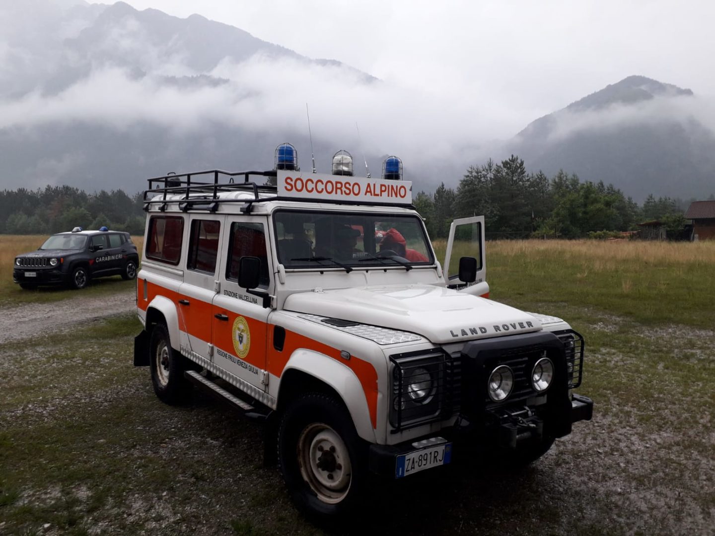 Auto precipitata in Val Dogna: in corso le operazioni di recupero 